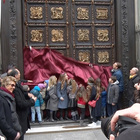 La nuova Porta Nord - La Galleria Frilli ha fuso le repliche della porta di Ghiberti per il Battistero di Firenze - Firenze, P.zza Duomo - Battistero